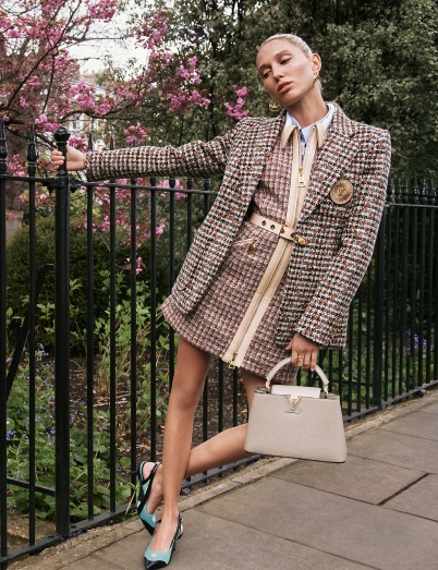 Does the bag wear your outfit?