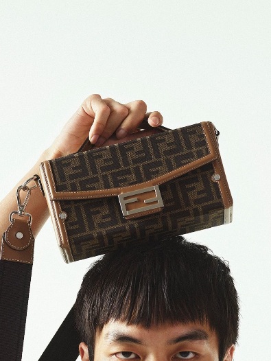 Does the bag wear your outfit?